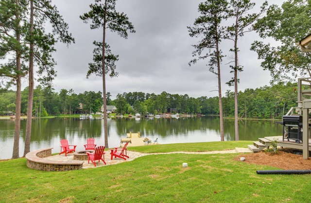 Waterfront Lakehouse w/Private Dock & Fire Pit!