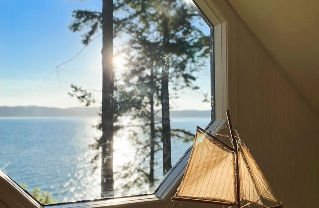 Waterfront relaxing, getaway. Small, clean, warm cabin.