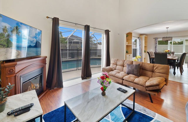 Waterside Escape - South-Facing Pool, 15 Minutes to Disney