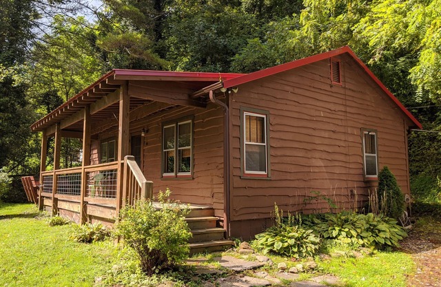 Waynesville Cabin - Close to Downtown & Smokies!