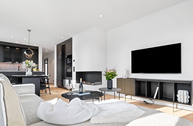 Welcome to the Greenwich Suite – Luxury for 4 People with Balcony and Sauna.