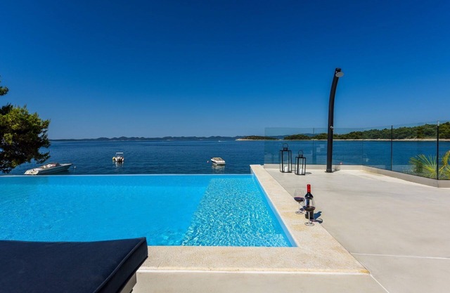 Welcome to the stunning Villa on the coast of the beautiful island of Pašman!
