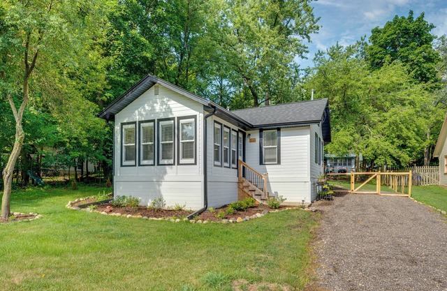 Welcoming Williams Bay Cottage w/ Deck & Fire Pit!