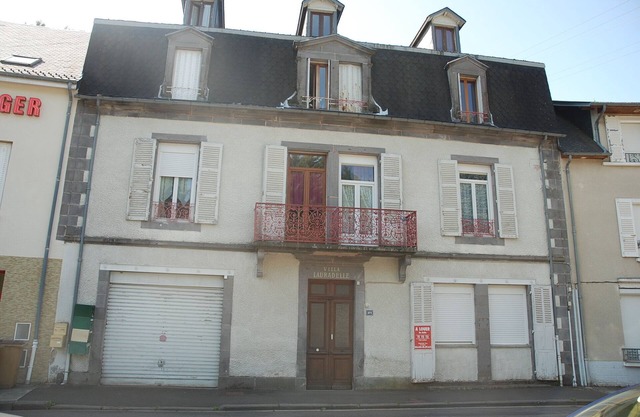 WELL-LOCATED APARTMENT IN LA BOURBOULE