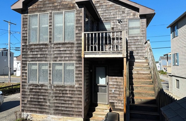Wells Beach- 4 bedrooms, 2 bath, sleeps 9 on Atlantic Ave - steps to beach