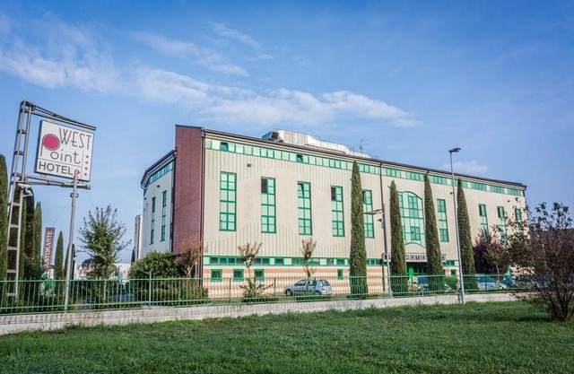 West Point Airport Hotel