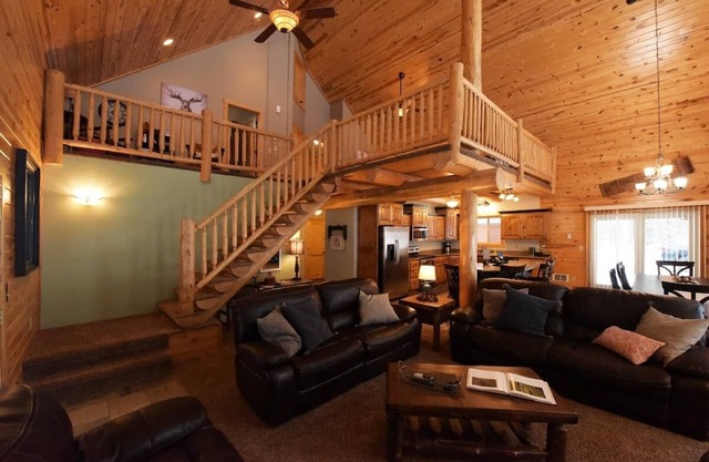 White Moose Cabin, Hot Tub, 22 Miles to Yellowstone