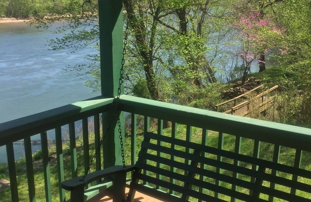 White River Bank Cabin!Eagle Watching, World Class Trout Fishing Off The Dock,