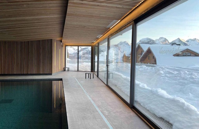 Wifi, ski-in/ski-out & foot of the slopes, fitness, swimming pool, terrace, balcony, parking, tv