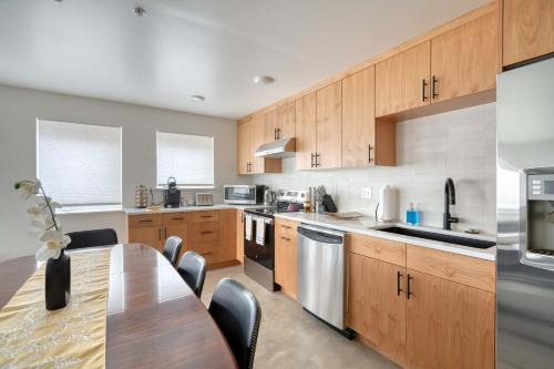 Williams Row 2BR - AC - Fast WiFi - Kitchen