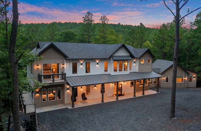 Willow Fork Lodge: Luxury Cabin-Sleeps 30! Multiple Decks, 2 Hot Tubs, & more!
