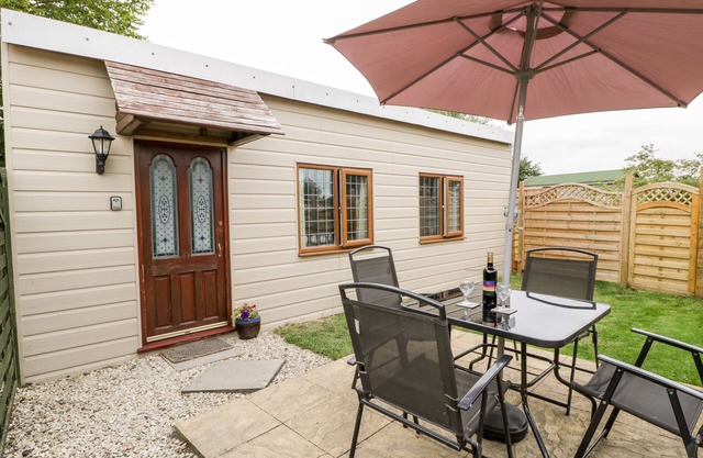 WISTERIA CHALET, with a garden in Watchfield