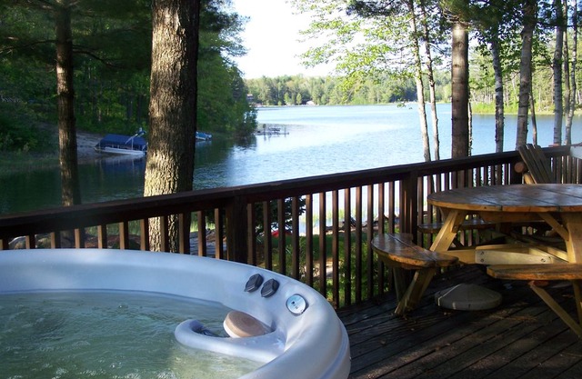 Wolve's Den lakefront chalet w/outdoor hot tub on Lake Arrowhead, Kayaks, A/C!