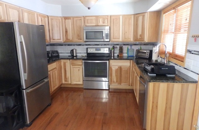 Wonderful, Bright, Updated 3 BR Townhome in Village, Sleeps 6 Very Comfortably!