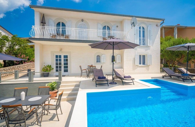 Wonderful private villa for 10 people with A/C, private pool, WIFI, TV and terrace