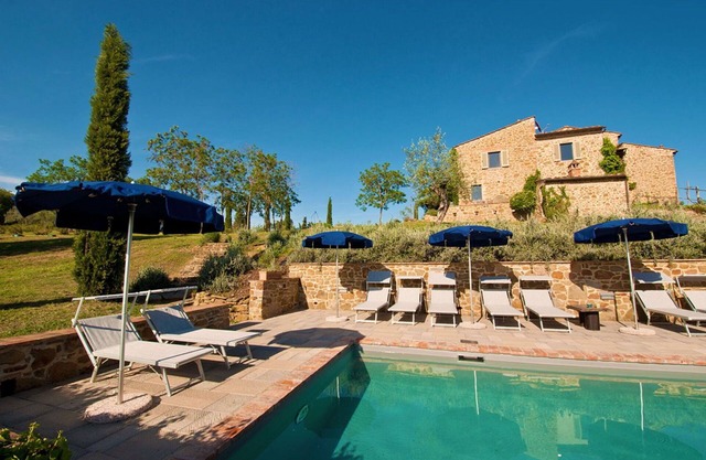 Wonderful private villa with WIFI, A/C, private pool, TV and pets allowed, close to Arezzo