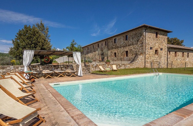 Wonderful private villa with WIFI, private pool, TV, patio, panoramic view, parking, close to Siena