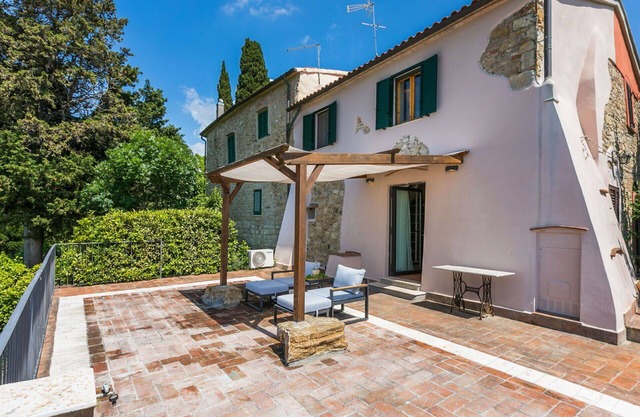 Wonderful private villa with WIFI, A/C, TV, patio, pets allowed, panoramic view and parking