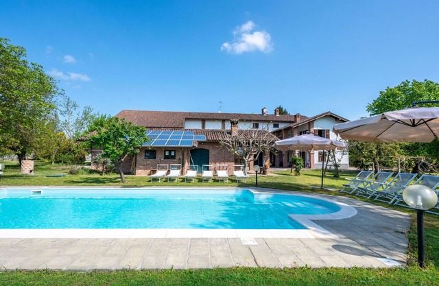 Wonderful private villa with hot tub, private pool, WIFI, TV, patio, pets allowed and panoramic .