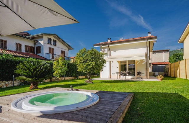 Wonderful private villa for 4 people with hot tub, WIFI, A/C and parking