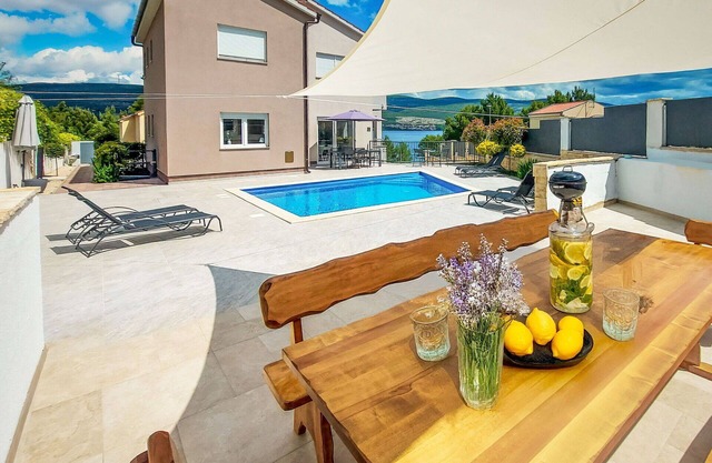 Wonderful private villa with A/C, WIFI, private pool, TV, patio, pets allowed and parking