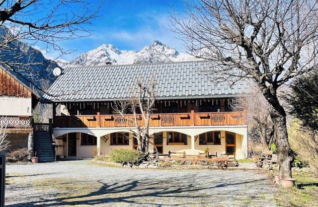 WONDERFUL SPACIOUS CHALET IN BOURG D’OISANS - SLEEPS 10(*supplement available up to 16)