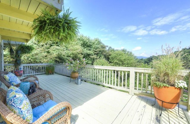 Wonderful views, wrap around deck, 4 bedrooms, May Discount