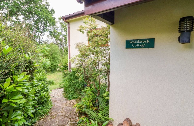 WOODSTOCK COTTAGE, pet friendly, with open fire in Chardstock, Devon
