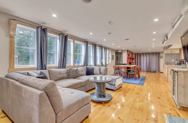 WOODSY RETREAT ★ FAMILY FRIENDLY ★ HOT TUB, A/C, CLOSE 2 SKI, POOL
