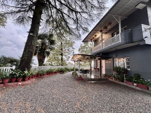 Writers Chalet, Mussoorie- Opposite Wynberg Allen, 5 mins to mall road