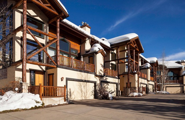 X2839 | A/C | Vaulted Ceilings | Winter Shuttle | Pool | Close to Slopes | Hot T