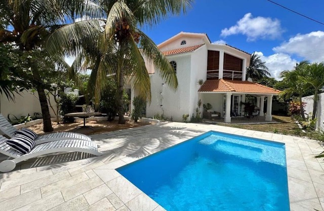 Xanadu Beach 4-Bed Villa, 1-Min Walk to the Beach