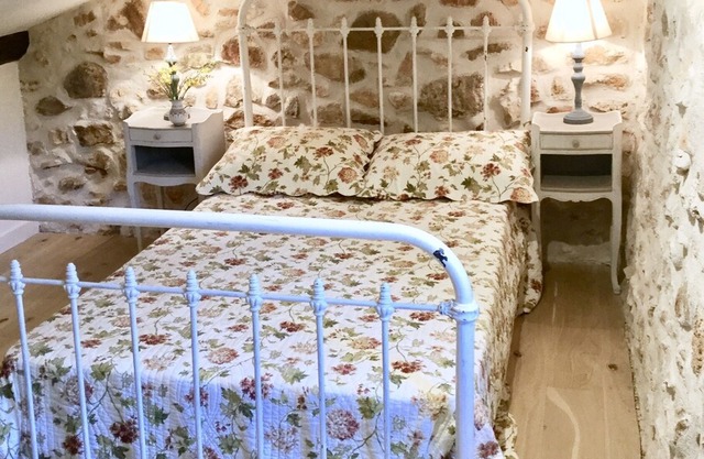 XIXe Provencal Stone House with Private Pool-Gardens, 10 minutes from Uzes