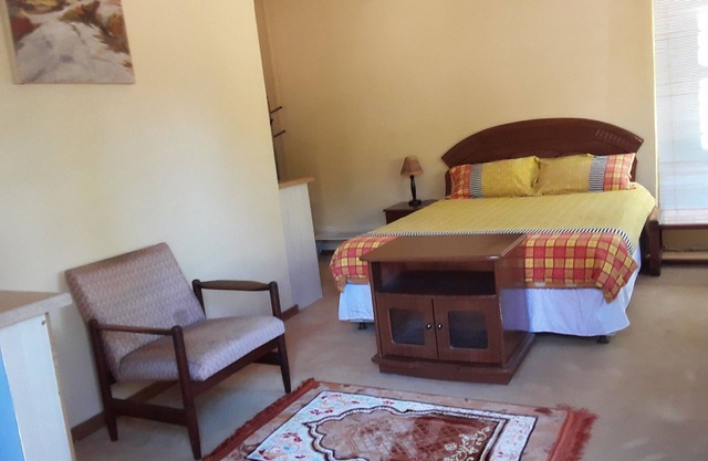 XYZ Guest House-Executive Study