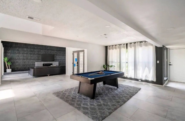 Your home with 10beds,Backyard,Pool table, free parking, pet friendly