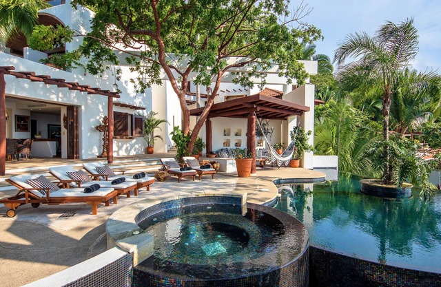 ZEN HILLSIDE VILLA - VIEWS AND FULL STAFF