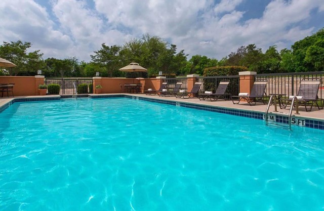Zilker Metropolitan Park Tour! 4 Spacious Units w/FREE Parking, Outdoor Pool!