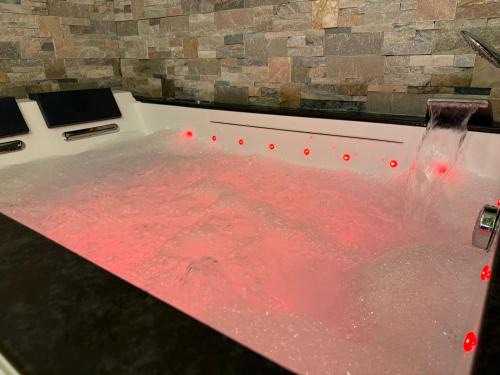 Auriol Hotel | Évasion duo, Suite Atypique privative, Hammam & Balnéo