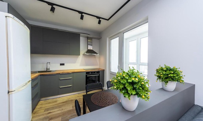 Darnyckyj Apartment | Осокорки, видовая современная 3х комнатная с 2мя спальнями, рядом с Эпицентром.