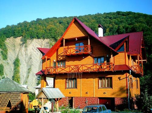Yaremche House | У Тараса і Лесі