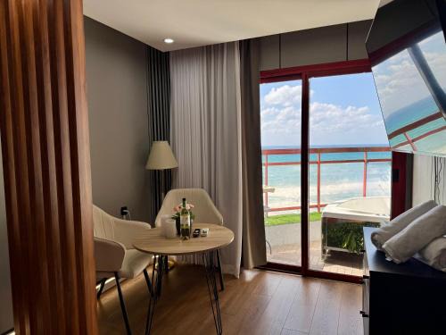 Netanya Apartment | קו המים-אמבט ספא במרפסת על הים, בית קפה בלובי Waterline studio sea view Spa tub on the balcony