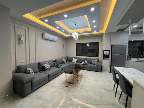 Al Jubeiha Apartment | شقة واسعة مع ترس كبير