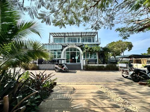 Koh Lan Hotel | บ้านชวนชมเกาะล้าน