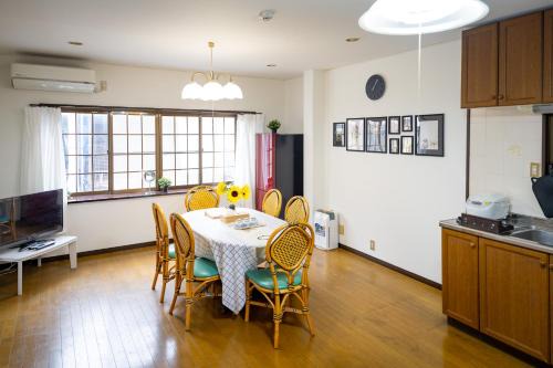 Higashinari House | 大阪市東成区一軒家貸し切りファミリー向け小型車のみ無料駐車場可Private for families, small car free parking独栋可停小车