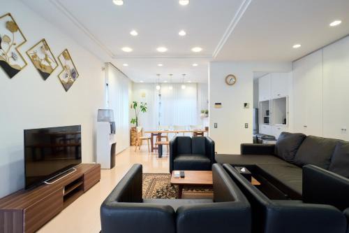 Jujo Villa | 広々130平米 最大13名 駅徒歩4分 10Gwifi 夜のパーティーと飲み会禁止
