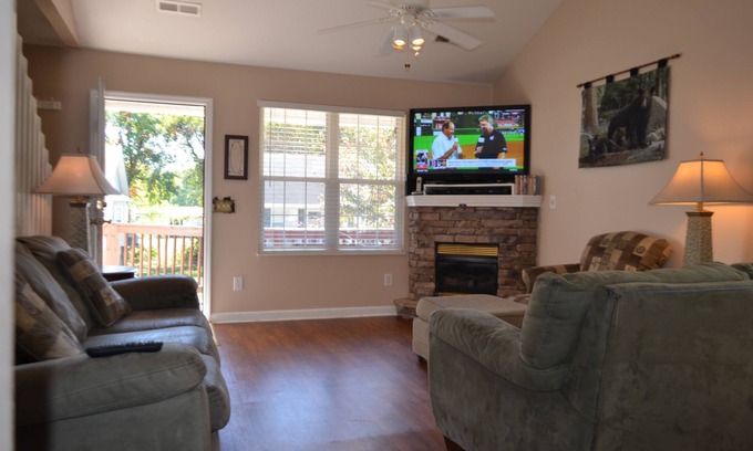 Pigeon Forge Ski Chalet | 1/2 Mi. From Parkway, 10 Min to Dollywood, 5 min to Ripken, 18 Min To Gatlinburg