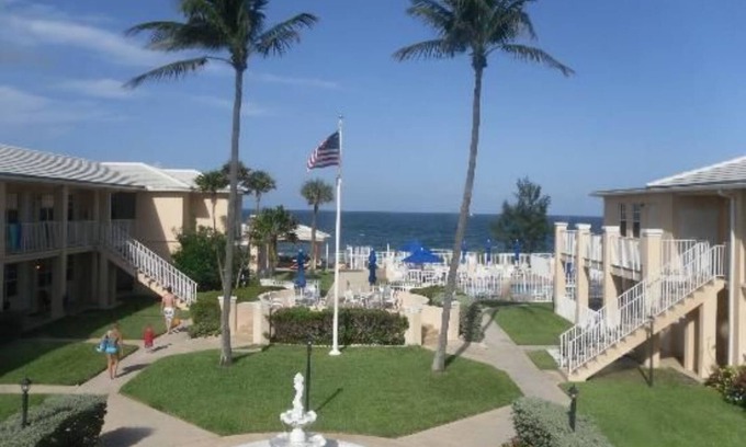 Gulf Stream Resort | 1 BR beachfront w/pool in Gulf Stream, FL. Minutes to Atlantic Ave. in Delray