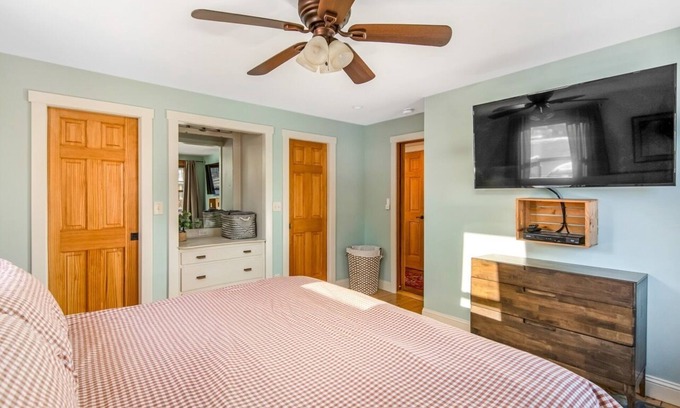 Malletts Bay Apartment | 1 King Bed, 1 Queen Bed in loft, Shower, Soaker TUB SCENIC VIEW OVERLOOKING MALLETS BAY OPEN FLOOR PLAN