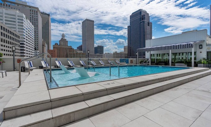 Faubourg Delassize Apartment | 1 King Std Room, Holiday Inn – Rooftop Pool, 4 Blocks from Caesars Superdome