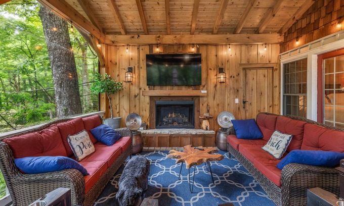 Mirror Lake Cabin | 1 Level, 3 Master BRs, 4 BA, Covered Porch!